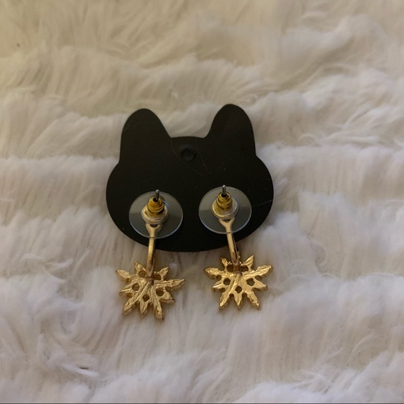 3 for 10 EARRINGS - snowflake dangle - Picture 4 of 4